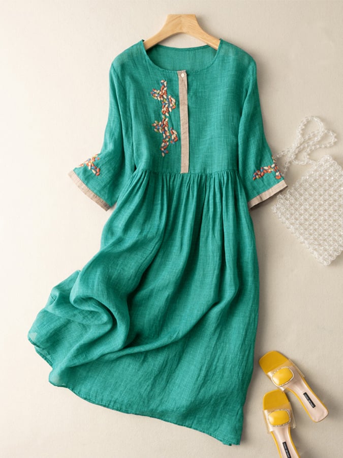 Lockeres Damen Sommerkleid im Ethno-Stil mit Rundhals und Stickerei. Bequemes Freizeitkleid für Urlaub.