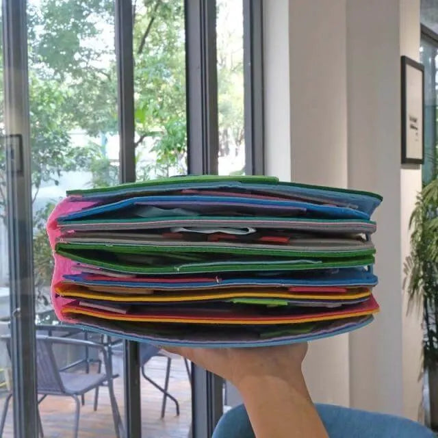 Interaktives Montessori Filz Aktivitätsbuch, fördert spielerisch Kreativität, Feinmotorik & frühes Lernen.