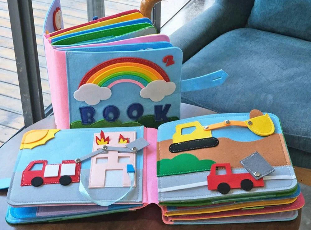 Kind entdeckt Montessori Filz Abenteuerbuch, lernt spielerisch Formen & Farben, trainiert Feinmotorik.
