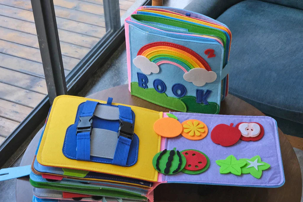 Montessori Aktivitätsbuch aus Filz für Kleinkinder, robustes Lernspielzeug zur Stärkung der Feinmotorik.