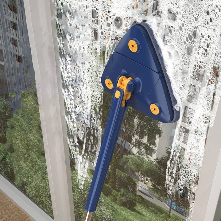 Blauer Mikrofaser-Dreieck-Wischmopp in Aktion, reinigt Parkettboden streifenfrei & gründlich.