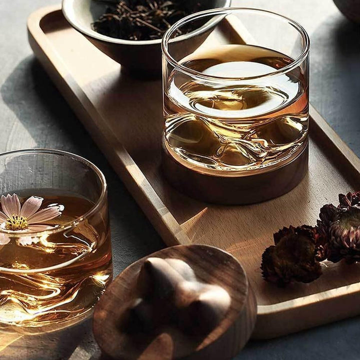 Whisky in Mt. Hotaka Glas genießen – elegantes Bergdesign mit Borosilikatglas und warmer Holzunterlage.