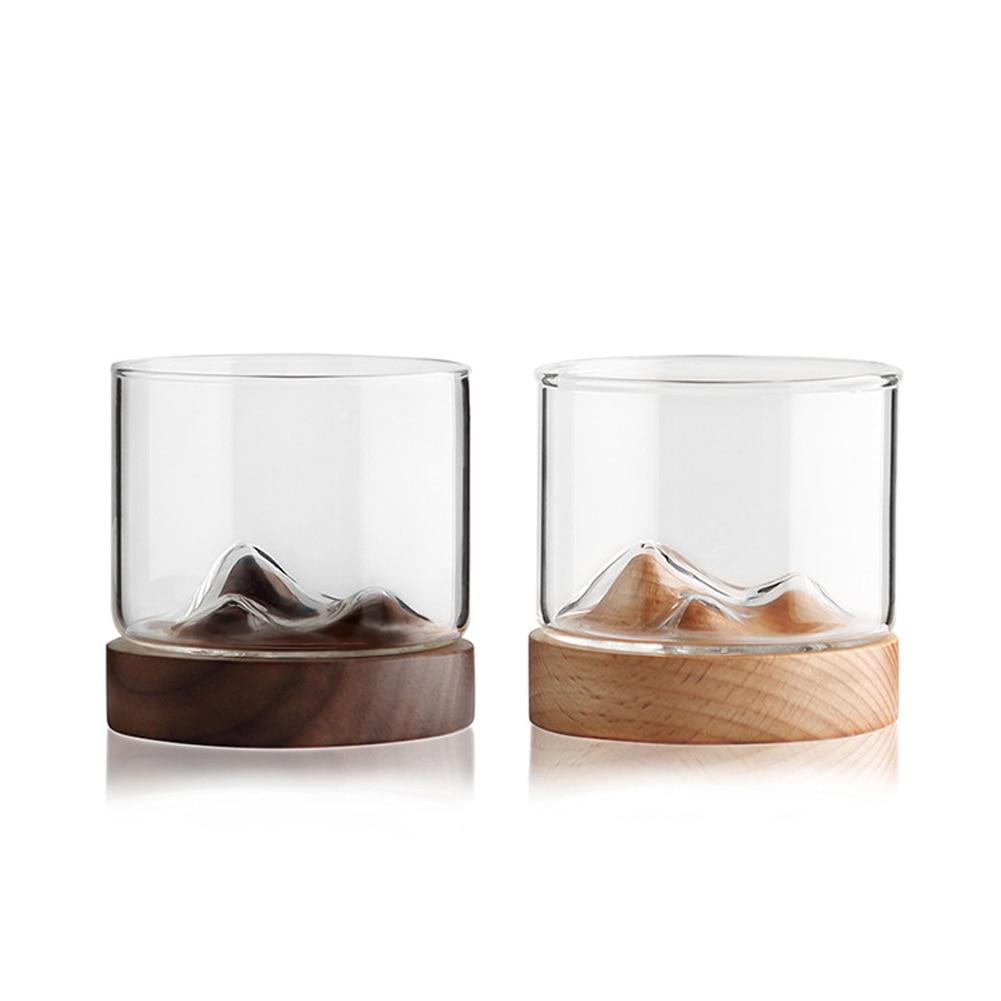 Design-Highlight: Mt. Hotaka Whiskyglas aus Borosilikatglas, mit integriertem Berg und edler Holzunterlage.