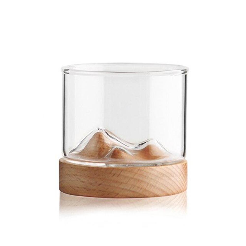 Langlebiges Borosilikatglas "Mt. Hotaka" Whiskyglas mit beeindruckendem Bergmotiv und massiver Holzbasis.