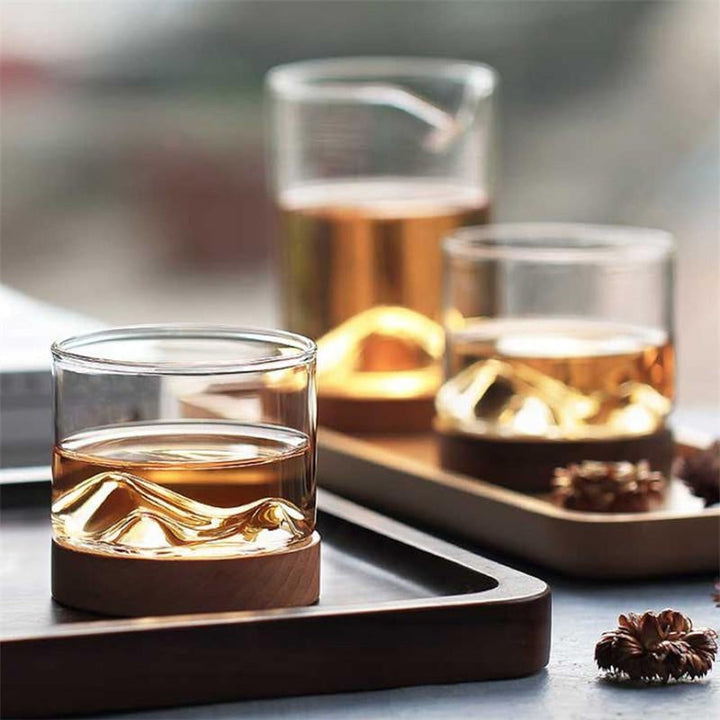 Exklusives Designglas "Mt. Hotaka" für Whisky, mit integriertem Berggipfel und edler Holzbasis.