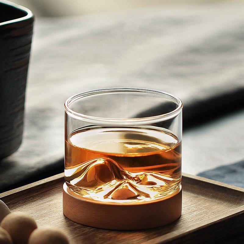 Luxuriöses Whiskyglas "Mt. Hotaka" mit Bergdesign und Holzunterlage – die perfekte Geschenkidee.