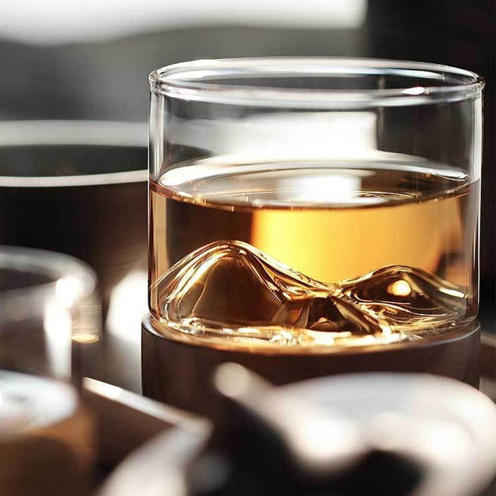 Hochwertiges Barzubehör: Mt. Hotaka Whiskyglas aus Borosilikat mit Bergmotiv und Holzsockel.