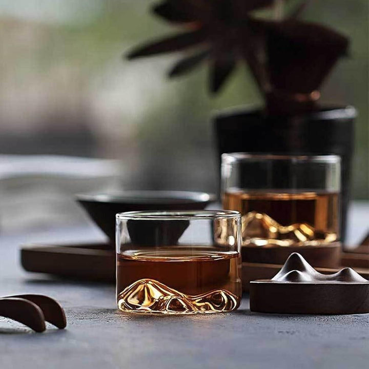 Elegantes Mt. Hotaka Whiskyglas aus Borosilikat, Bergdesign auf Massivholz-Basis, für anspruchsvolle Genießer.