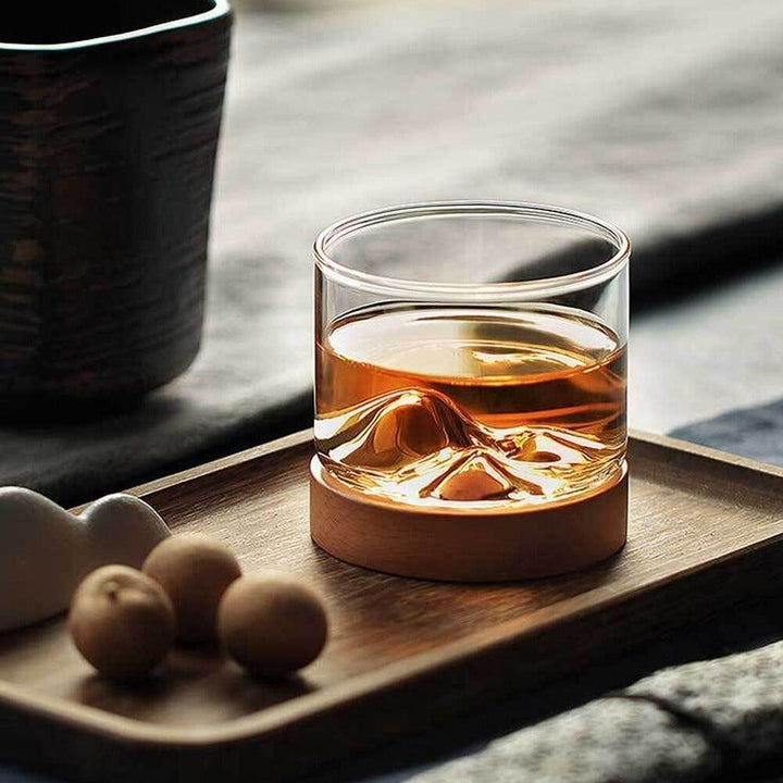 Mt. Hotaka Whiskyglas (pw260515) aus Borosilikatglas mit dekorativer Holzbasis und Berggipfel-Design.