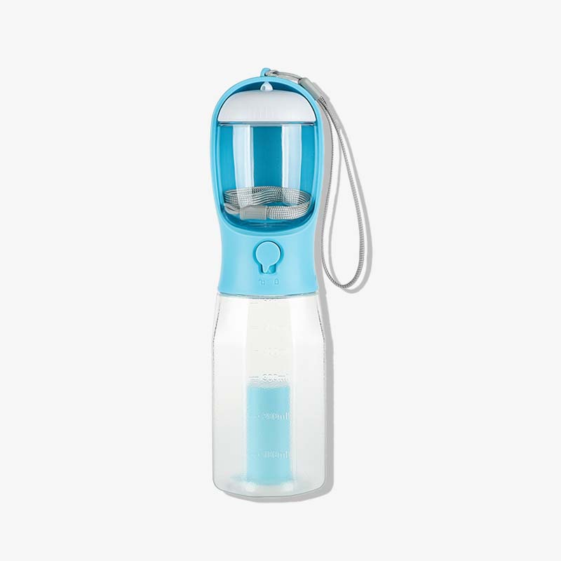 Multifunktions-Hunde-Trinkflasche für Wasser, Futter & Kotbeutel, um das Gassigehen zu erleichtern.