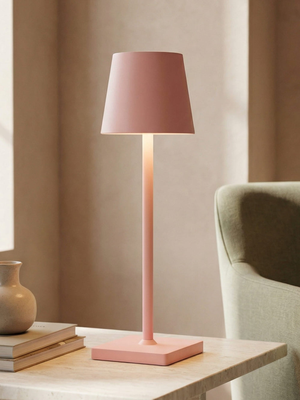 Elegante NordicAura LED-Tischlampe, kabellos & dimmbar, skandinavisches Design, ideal für stilvolles Ambiente.