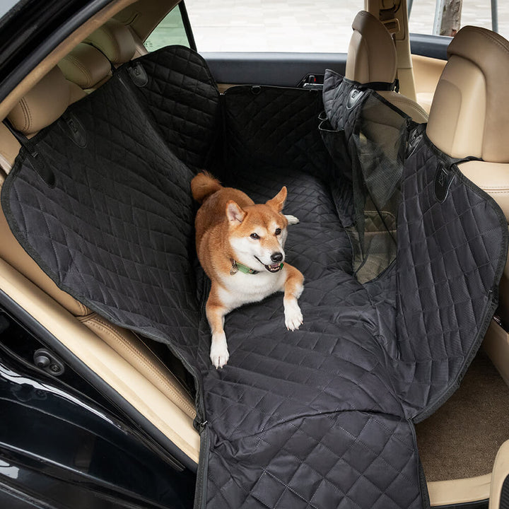 Robuster Autositzbezug für Hunde in Grau, kratzfest und wasserdicht. Bietet Sicherheit und Schutz für den Rücksitz bei Reisen.