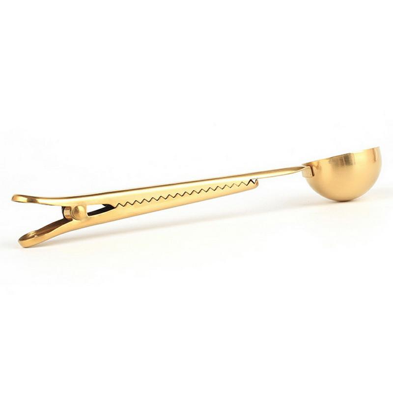 Goldener Kaffeelöffel aus Edelstahl mit Clip, ein stilvolles und nützliches Kaffeezubehör.
