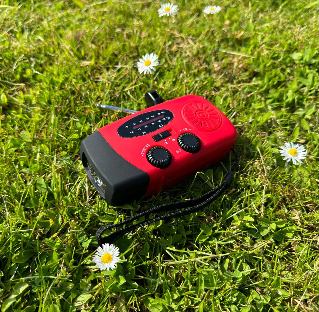 Robustes Notfallradio mit heller Taschenlampe, integrierter Powerbank & Solarladung. Ideal für Survival & Notfälle.
