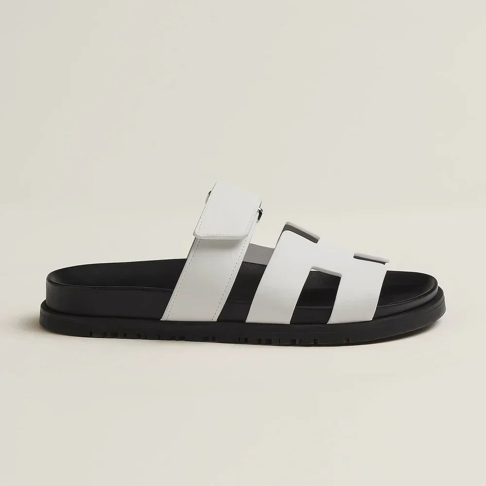Modische Damenschuhe: Plateausandalen mit elegantem Design für warme Tage.