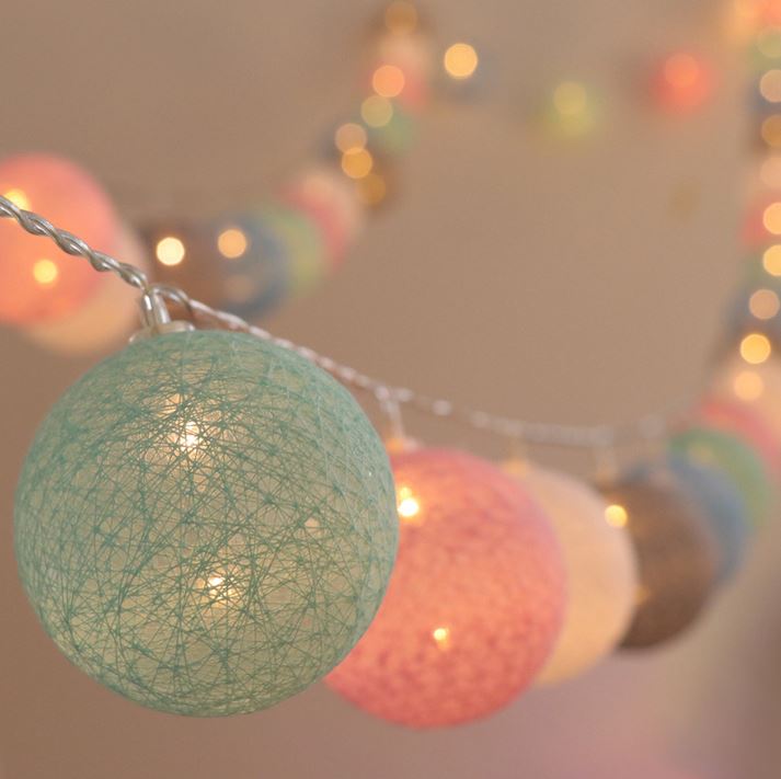 Verschiedene Farbvarianten der farbenfrohen LED Baumwoll Lichterkette für flexible Dekoration.