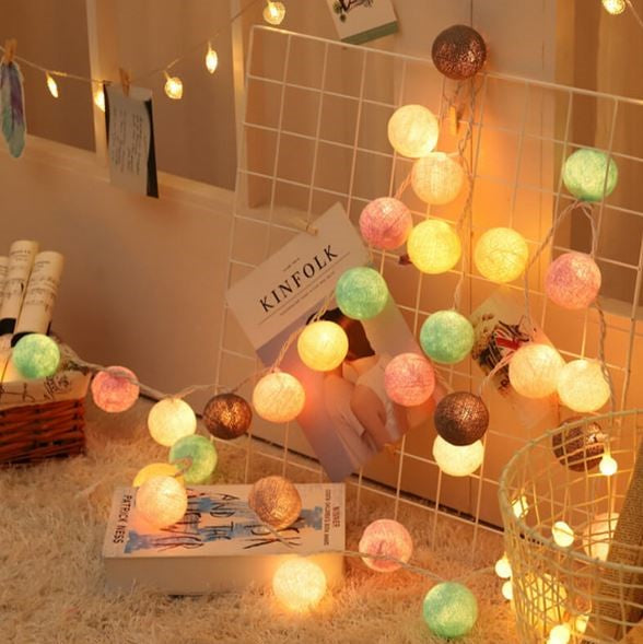 Bunte LED Baumwoll Lichterkette als fröhliche Innendekoration für Kinderzimmer.