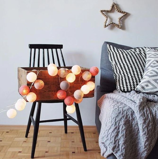 Neu verpackte LED Baumwoll Lichterkette, bereit für farbenfrohe Innendekoration.