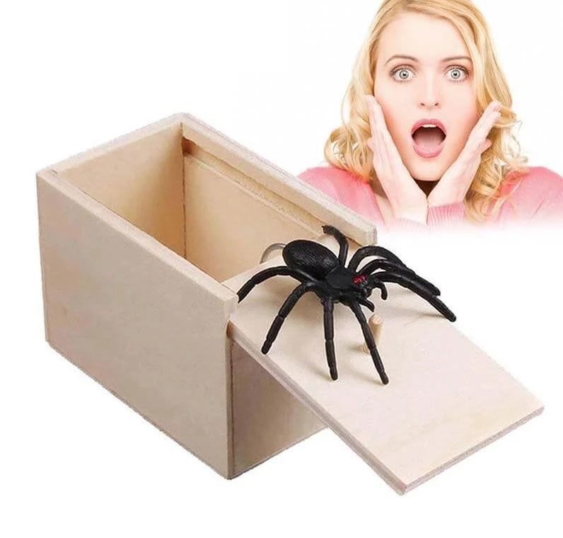 Nahaufnahme der lustigen Spinnenstreichbox aus Holz mit herausspringender Spinne. Perfekter Prank & Scherzartikel.