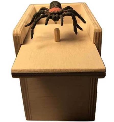 Geöffnete Spinnenstreichbox, schwarze Spinne auf rotem Tuch springt heraus. Ideal als lustiges Halloween-Geschenk.