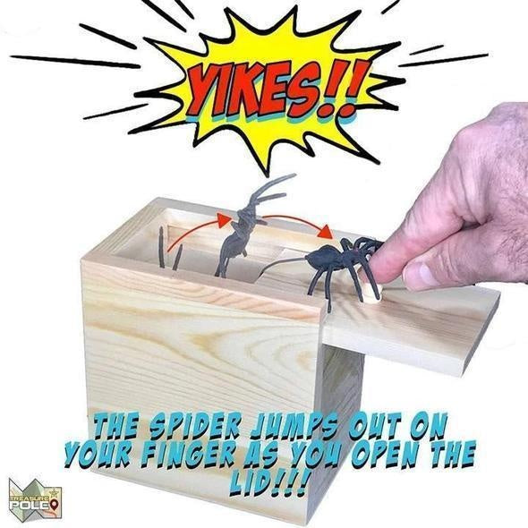 Humorvolle Holzkiste "Spinne im Kasten", ein klassischer Scherzartikel für Überraschungen bei Jung & Alt.