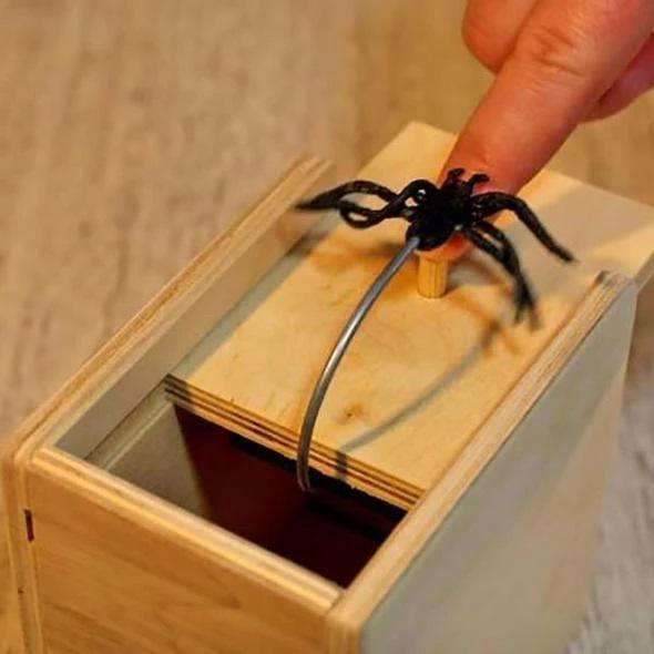 Geschlossene Spinnenstreichbox aus Holz bereit für den Prank. Der perfekte Streichartikel für jede Party.