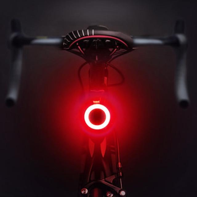 Nahaufnahme des Unisex LED Fahrradbremslichts für erhöhte Sicherheit im Straßenverkehr. Perfekt für Pendler.