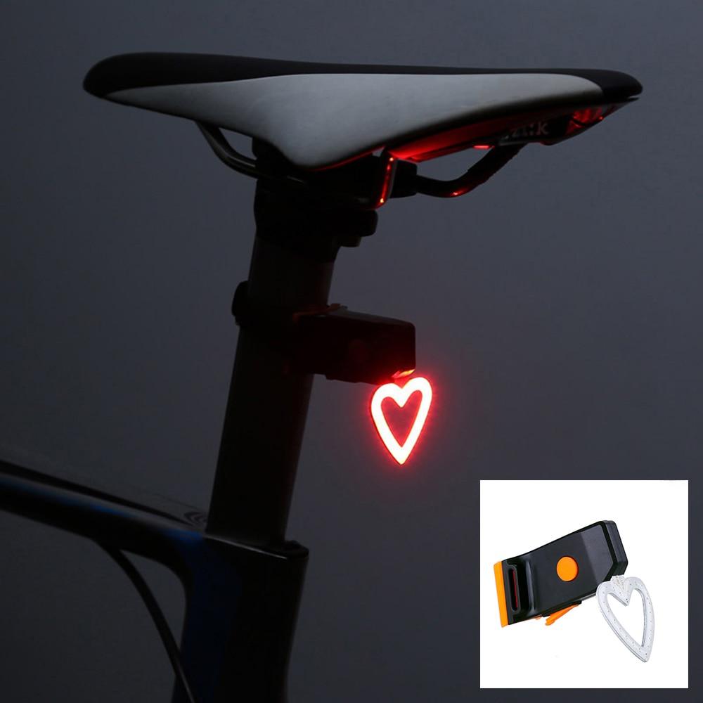 Helles LED Fahrradbremslicht leuchtet nachts, erhöht die Sichtbarkeit und Sicherheit beim Radfahren.