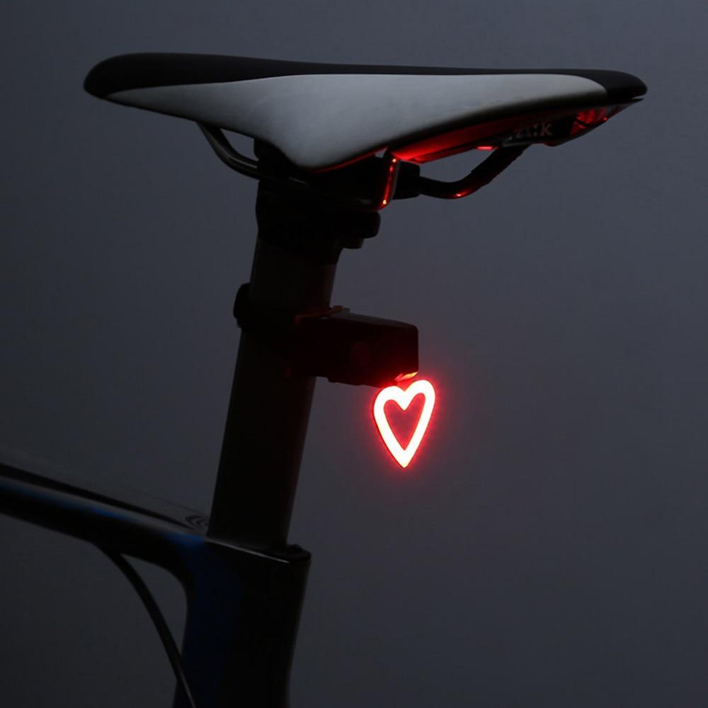 Radfahrer mit Unisex LED Bremslicht, welches hell leuchtet, für mehr Sicherheit im Straßenverkehr. Fahrradzubehör.