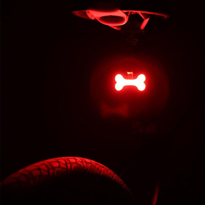 Detailansicht des USB Ladeanschlusses am LED Fahrradbremslicht. Einfaches Aufladen für Pendler und Radfahrer.