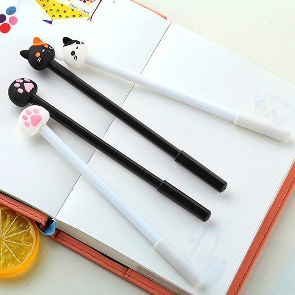Eine Hand hält einen niedlichen Katzenstift mit Katzenpfoten-Kappe, ideal für Schreibwaren und tägliche Notizen.