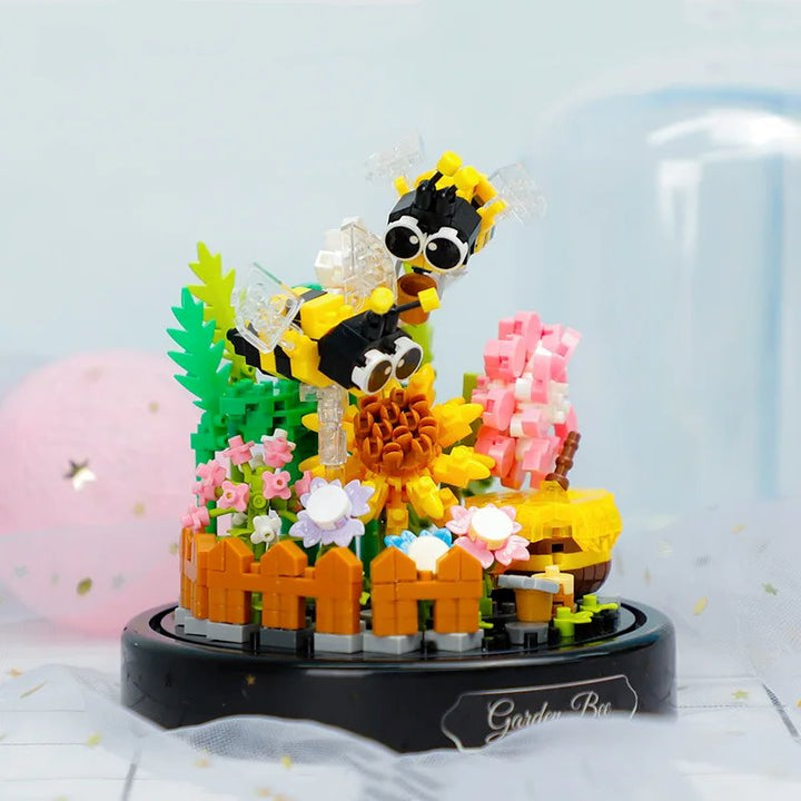 Assemblage von Nano Bausteinen: Schmetterling & Biene auf Blumen. Detailreiches Insekten-Modellbau Set.