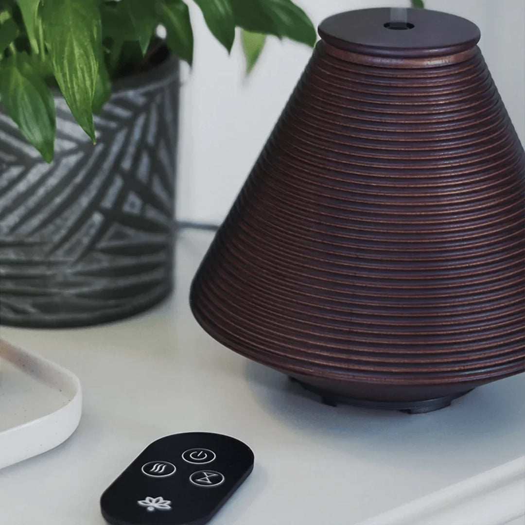 Moderner Holz Aroma-Diffusor mit Ultraschall für Wellness & feinen Raumduft, inkl. Fernbedienung für einfache Bedienung.