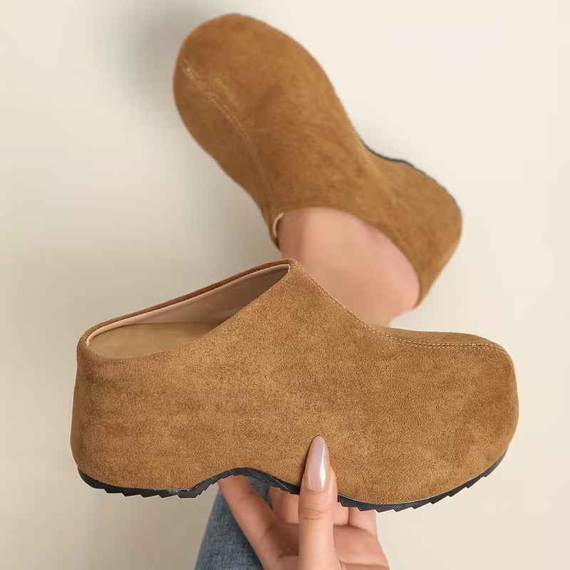 Elegante Damen Mules, flache Pantoletten. Vielseitige Sommerschuhe für Freizeit und stilvolle Auftritte.