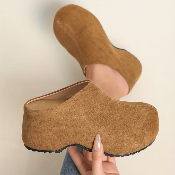 Elegante Damen Mules, flache Pantoletten. Vielseitige Sommerschuhe für Freizeit und stilvolle Auftritte.