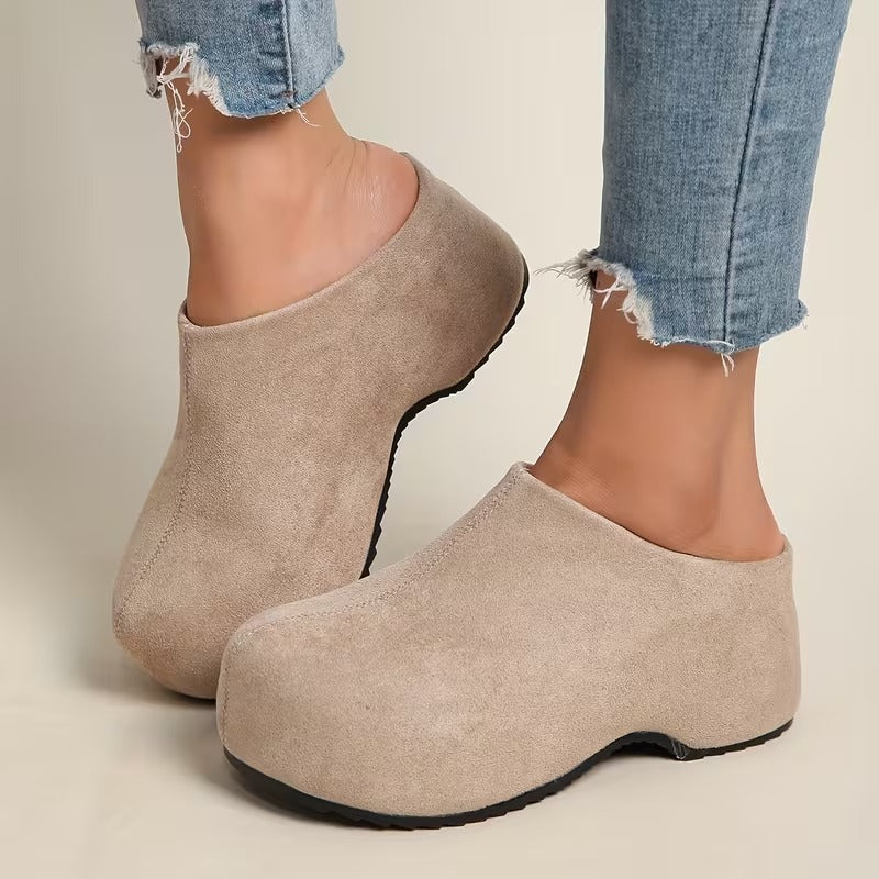 Stilvolle flache Damen Mules, offene Sommerschuhe. Modische Pantoletten für einen frischen, vielseitigen Look.