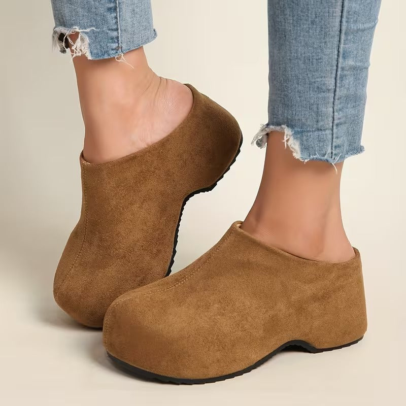 Damen Muleschuhe in Schwarz, komfortabel. Perfekte elegante Slipper für sommerliche Outfits und entspannte Tage.