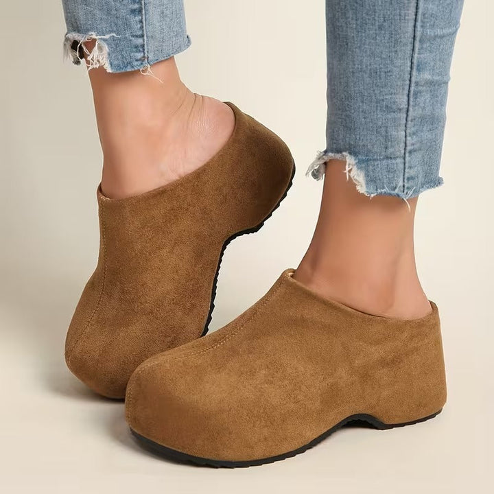 Damen Muleschuhe in Schwarz, komfortabel. Perfekte elegante Slipper für sommerliche Outfits und entspannte Tage.