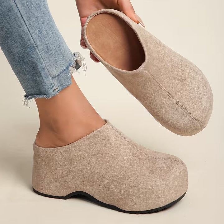 Flache Damen Slipper, modische Mules für warme Tage. Elegante und bequeme Damenschuhe für vielseitige Nutzung.