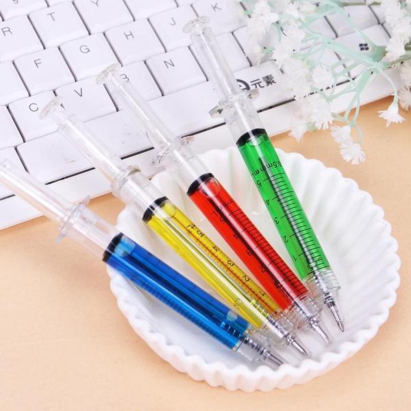 Lustige Spritzen-Kugelschreiber im 4er-Pack, perfekt als witziges Geschenk für Ärzte & Pflegepersonal.