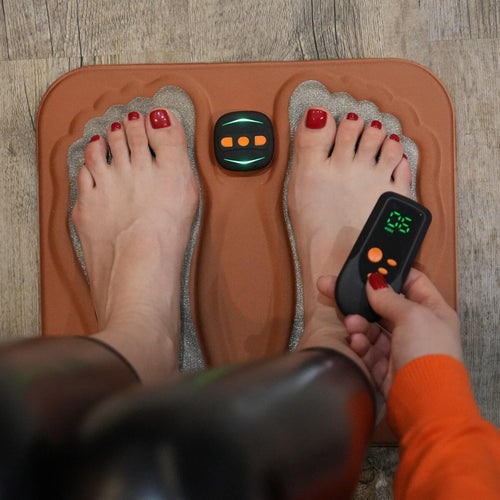 Ergonomischer Fußstimulator mit Steuereinheit für effektive Heimtherapie bei neuropathischen Fußschmerzen.
