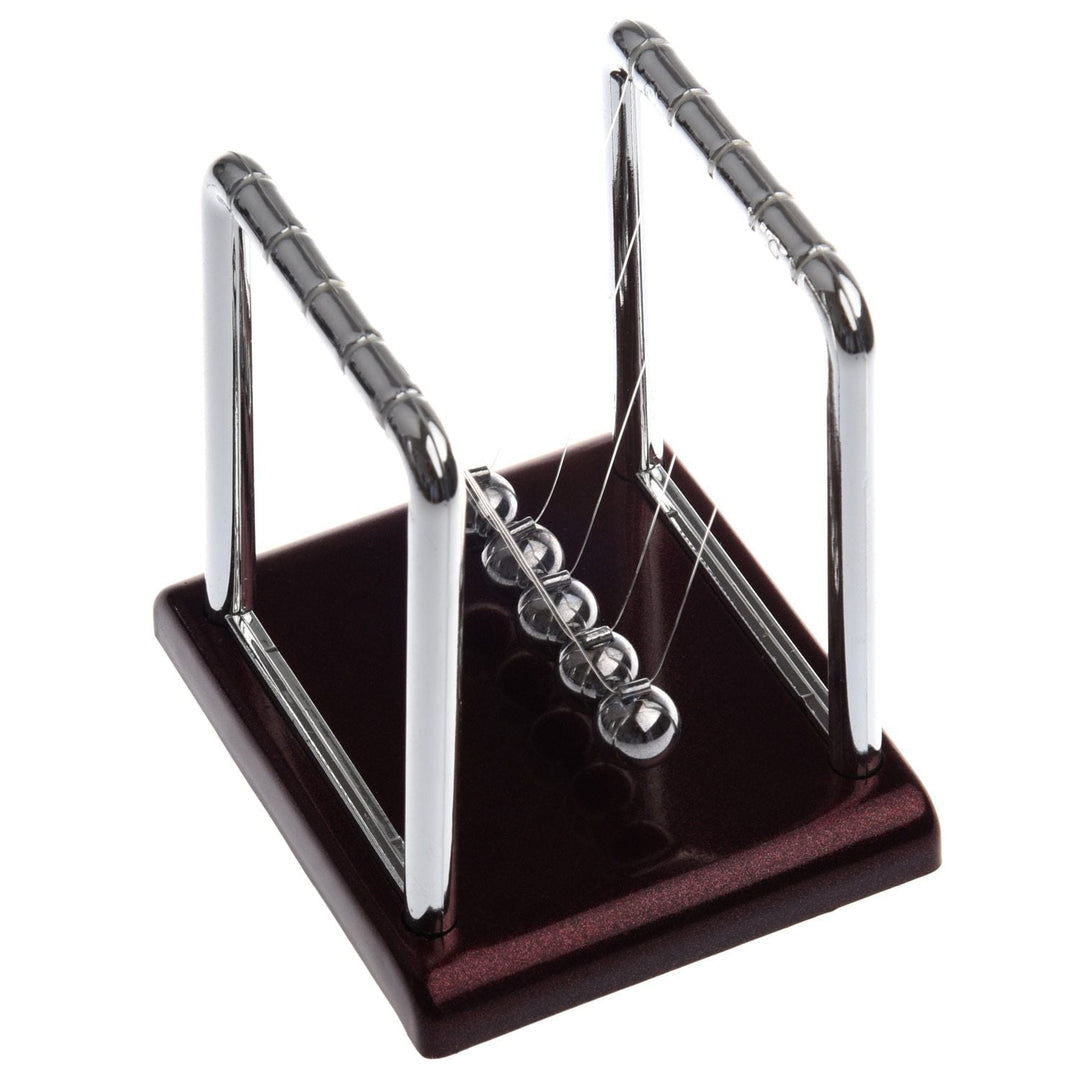 Newtons Wiege Pendel auf Schreibtisch. Kugelstoßpendel für Physik-Fans und zur Entspannung. Elegante Bürodeko.