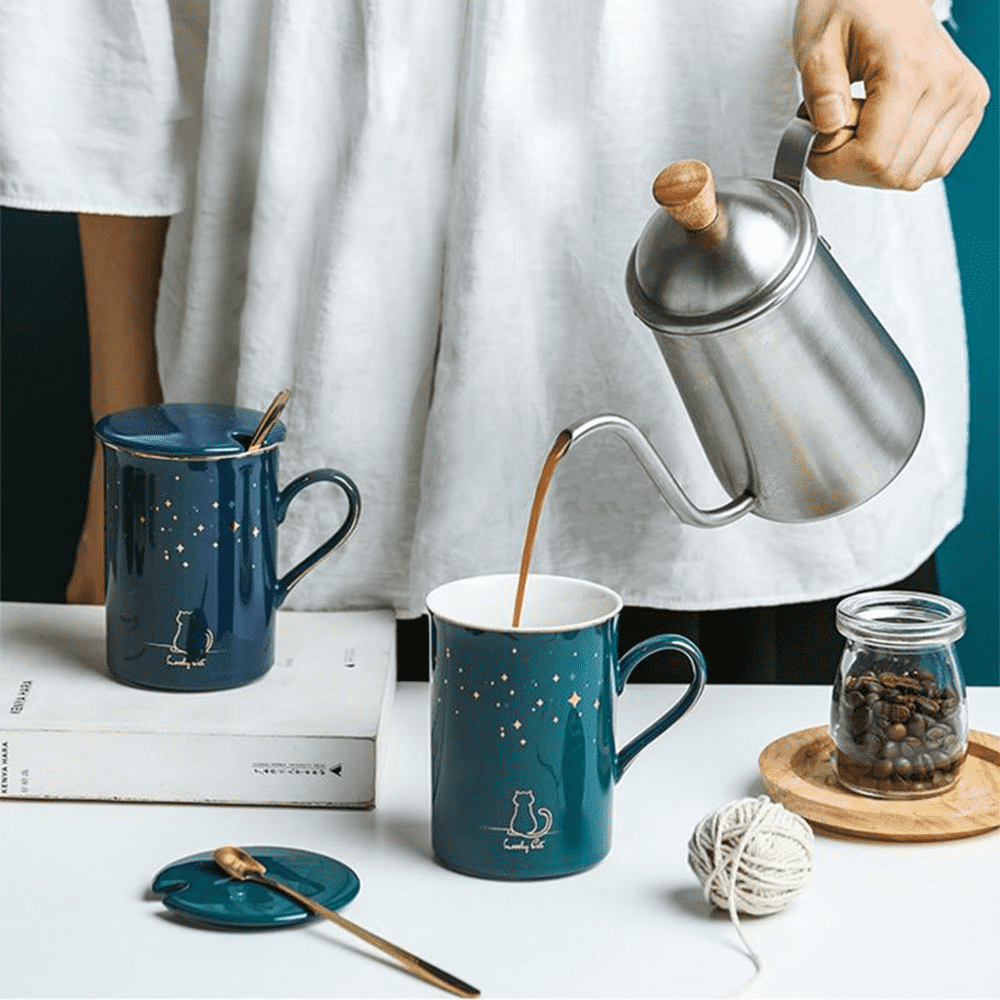 Keramik-Kaffeetasse mit niedlichem Katzenmotiv und einzigartigem Katzenschwanz-Henkel. Ideal für Tee.