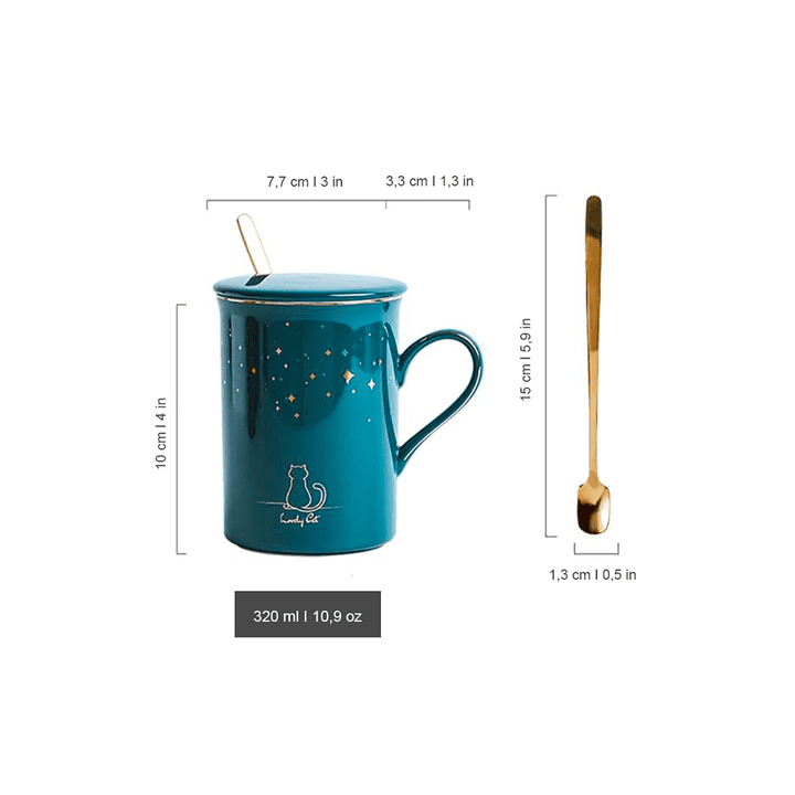 Eine Tasse Kaffee wird in der niedlichen Katzen-Keramik-Tasse mit Katzenschwanz-Henkel genossen.
