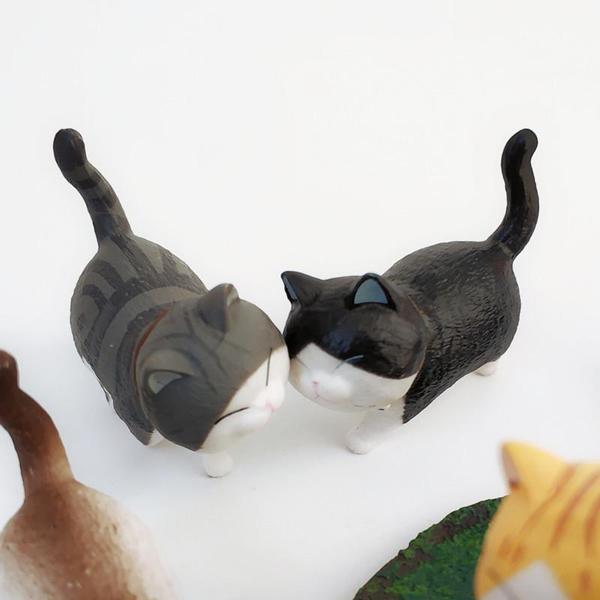 Kleine, detailreiche Katzenfigur Miniatur, mit drehbarem Kopf, passend für jedes Regal oder Tisch.