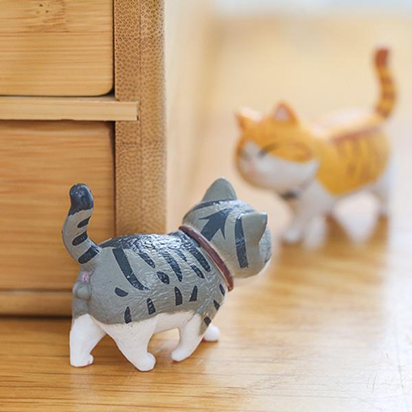 Sammlung von detailreichen Mini Katzenfiguren mit drehbaren Köpfen für Ihre Dekoration.