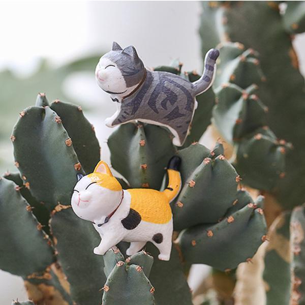 Nahaufnahme einer niedlichen Mini Katzenfigur, der drehbare Kopf zeigt das detaillierte Design.
