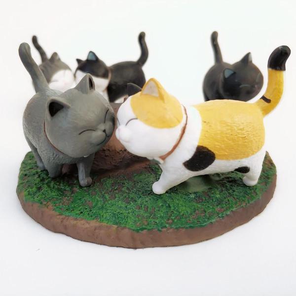 Handbemalte Miniatur Katzenfigur mit feinen Details und drehbarem Kopf, ein echtes Sammlerstück.