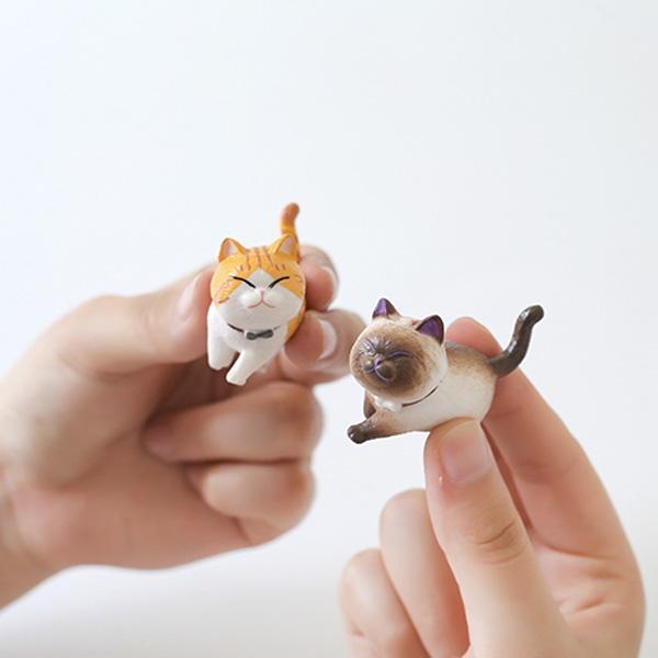 Verschiedene niedliche Mini Katzenfiguren mit drehbarem Kopf, handbemalt & ideal für die Dekoration.