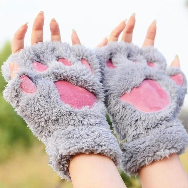 Niedliche Unisex Bärenpfoten-Handschuhe aus Plüsch für warme Winterhände und kuscheligen Komfort.